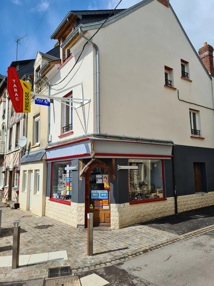 La devanture de la Maison de la Presse à Livarot, avec ses enseignes Tabac, Presse et FDJ