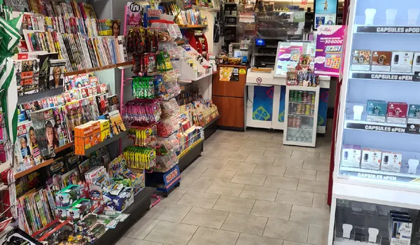 L'allée des magazines et le rayon cigarette électronique