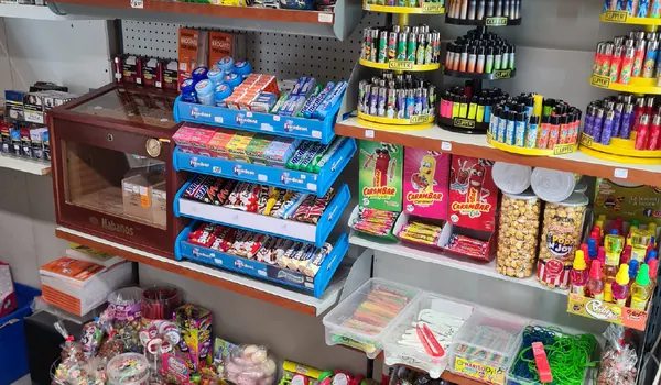 La cave à cigares, les briquets et le rayon confiserie