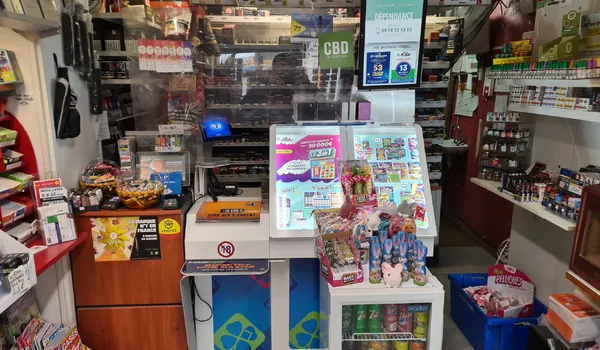 Le comptoir et l'espace des jeux FDJ