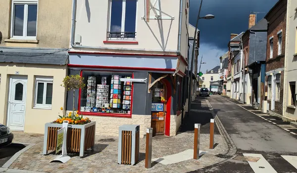 La boutique vue de la rue, avec sa vitrine de cartes postales